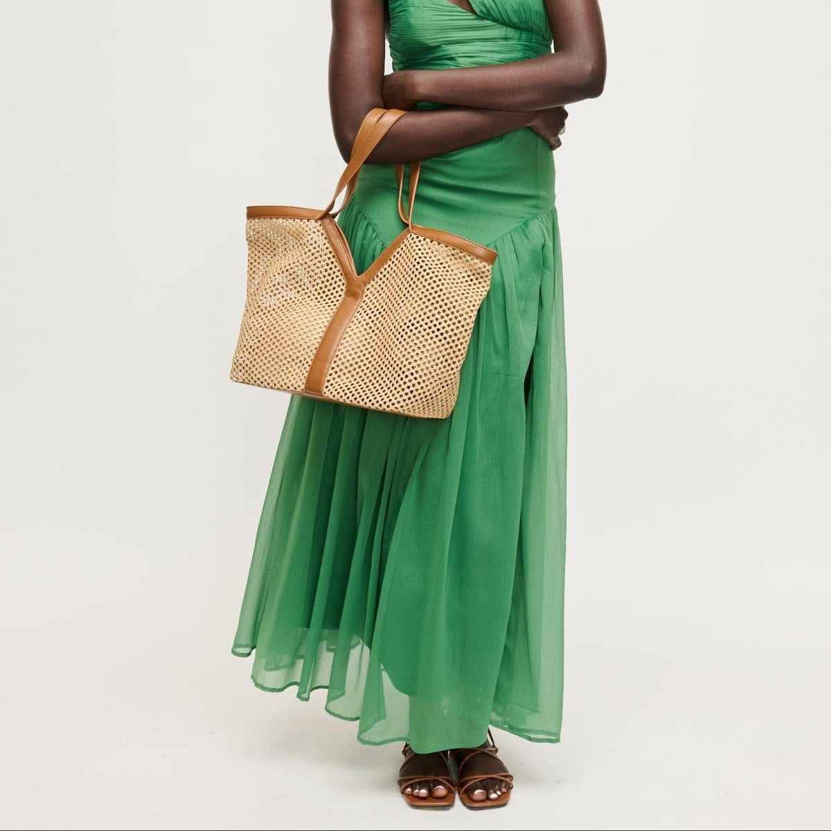 37580 Naida Straw Tote Bag With Removable Pouch - MiMi Wholesale