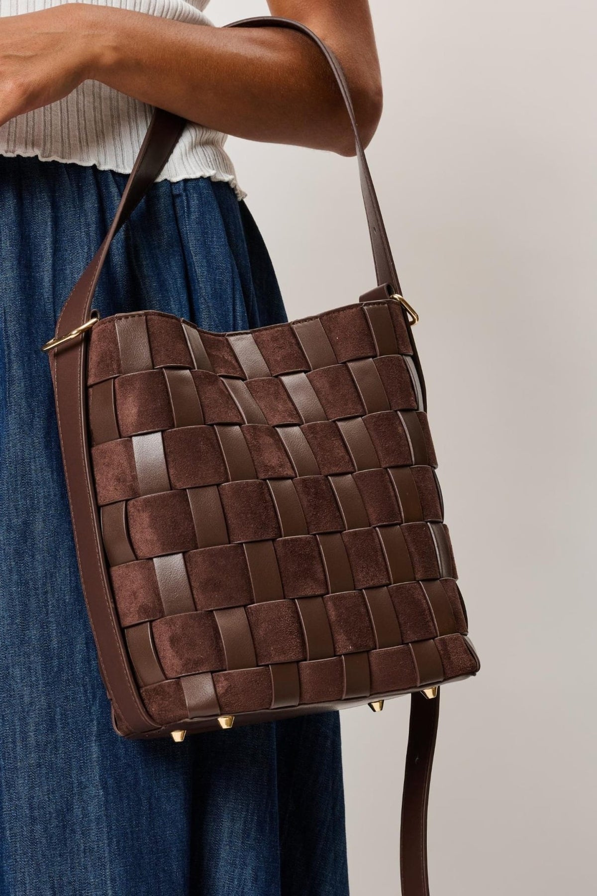 38684ML Naomi Woven Bucket Bag with Zip Pouch - MiMi Wholesale