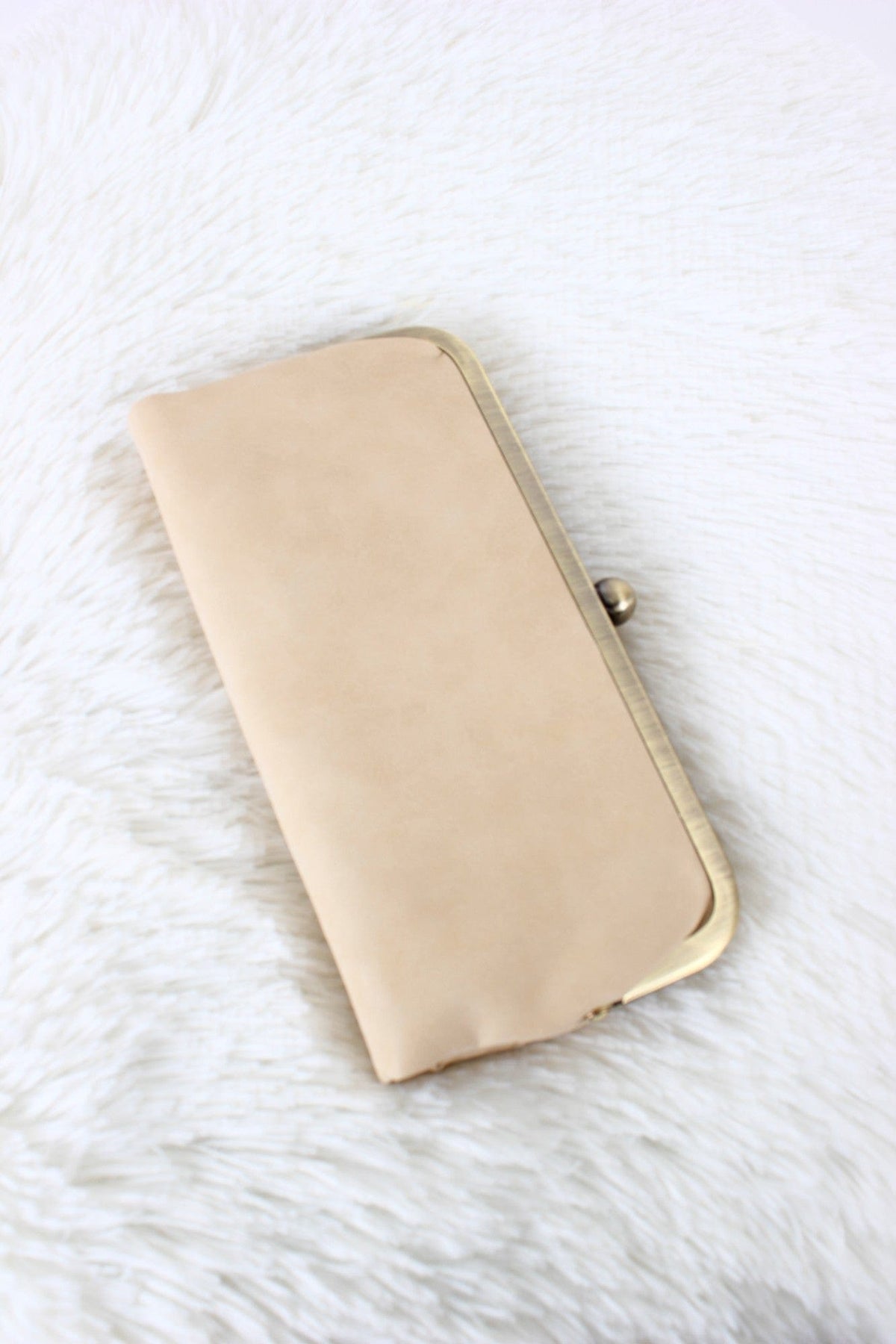 BP208 Karen Kiss Lock Clutch - MiMi Wholesale