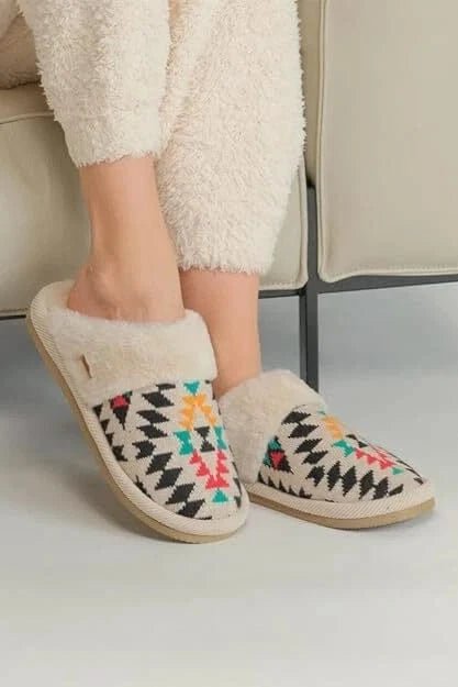 SPE3001 Aztec Pattern Furry Slippers - MiMi Wholesale