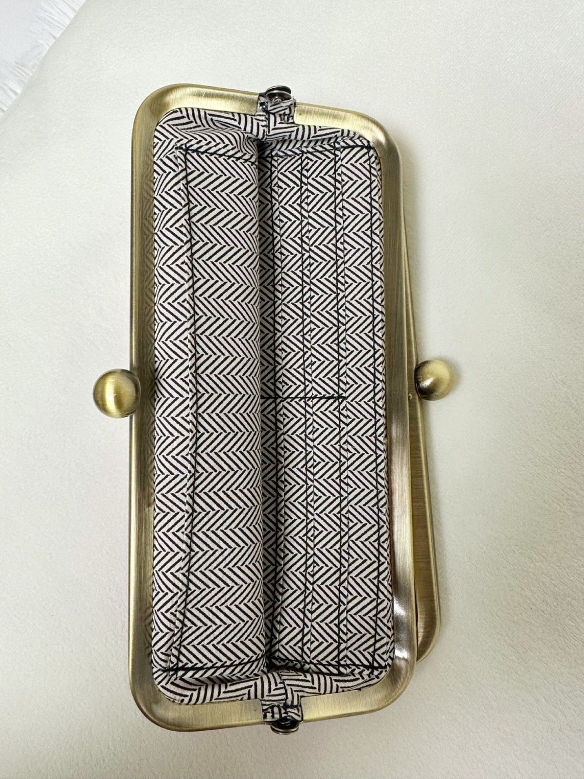 BP208 Karen Kiss Lock Clutch - MiMi Wholesale