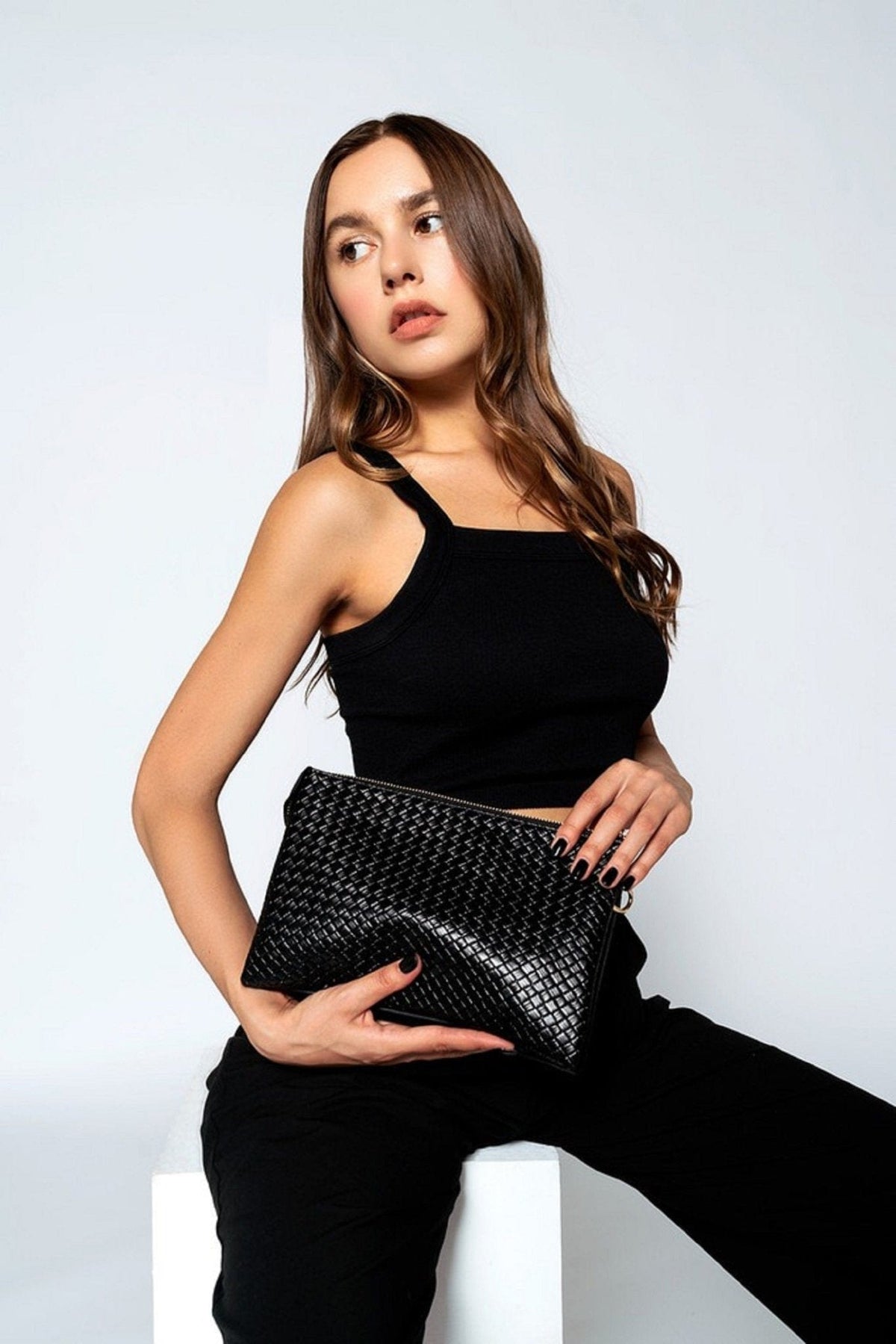M2056DWV Izzy Diagonal Woven Crossbody w/ Guitar Strap - MiMi Wholesale